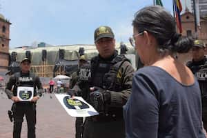 Campaña del GAULA para prevenir la extorsión. Los agentes recorrieron el centro para concientizar a los caleños del peligro que representa este delito en Cali.