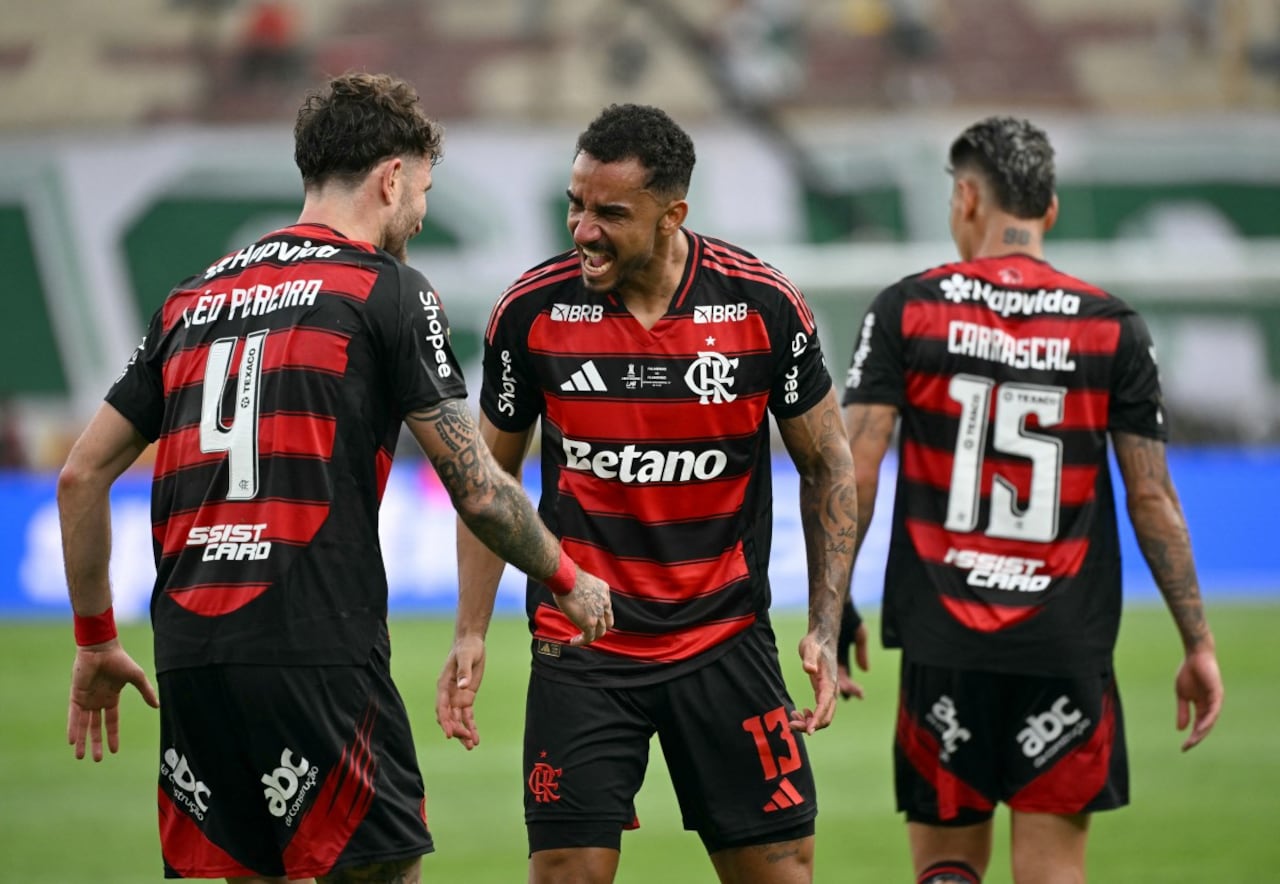 El defensa #13 de Flamengo, Danilo (C), celebra con sus compañeros, el defensor #04 Leo Pereira y el mediocampista colombiano #15 Jorge Carrascal, después de anotar el primer gol de su equipo durante la final de la Copa Libertadores brasileña.