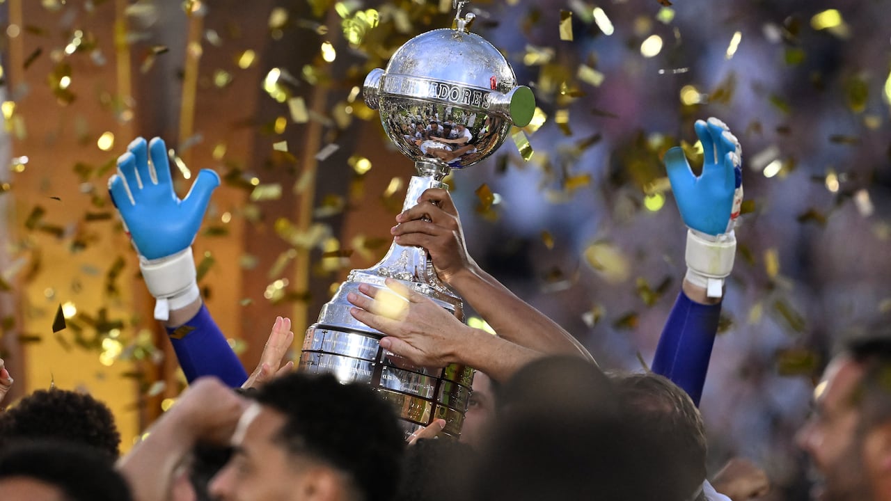 El trofeo de la Copa Libertadores durante la final de una de las ediciones anteriores.