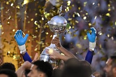 El trofeo de la Copa Libertadores durante la final de una de las ediciones anteriores.