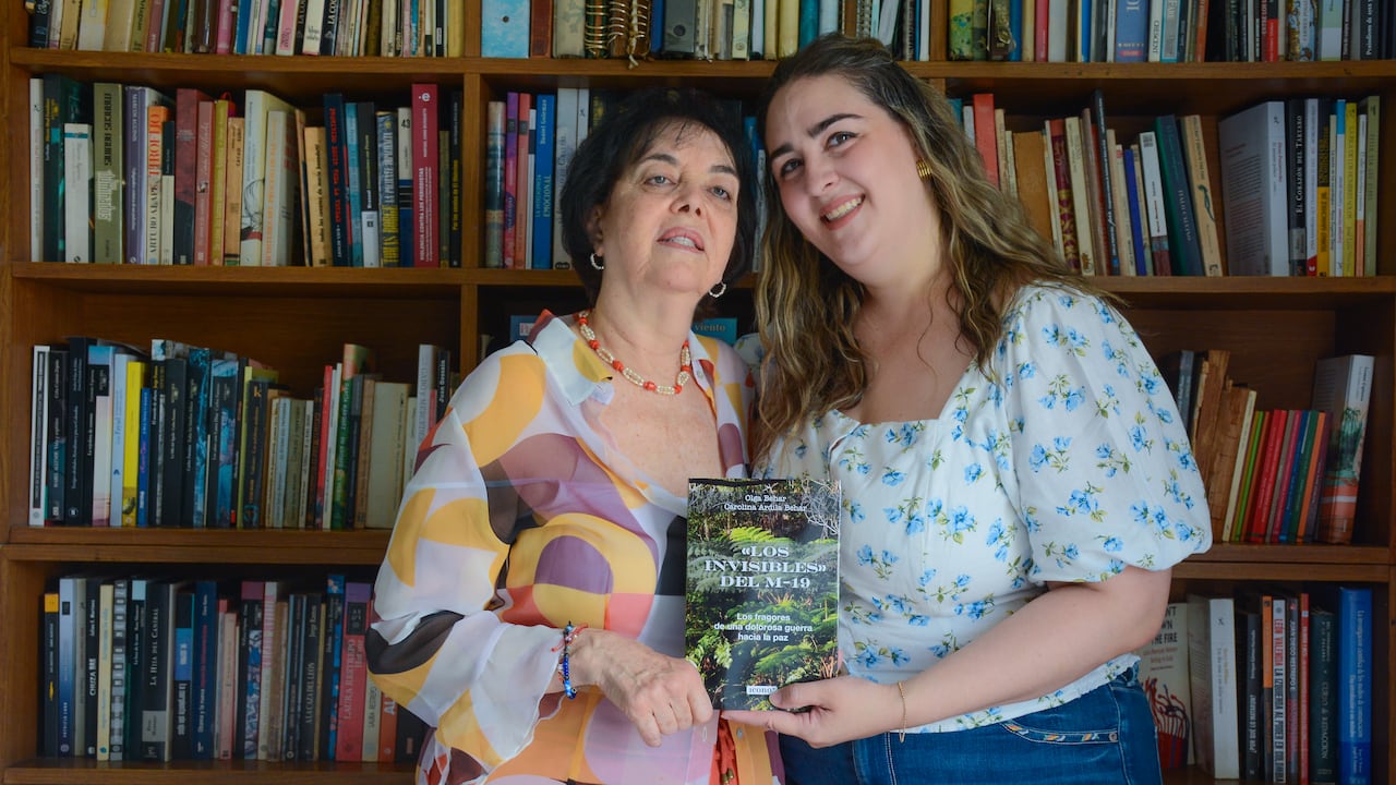 Olga Behar Leiser es una escritora, periodista y politóloga colombiana junto a su hija Carolina Behar escritora y politóloga. Foto Jorge Orozco.