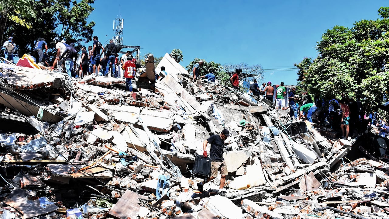 Terremoto en Cali, Colapso de infraestructura en diferentes lugares de la ciudad. Clínica de Colores, DESA, Galería Alameda, Edificaciones sobre la avenida roosvelt y al frente del coliseo de Hockey Miguel Calero.