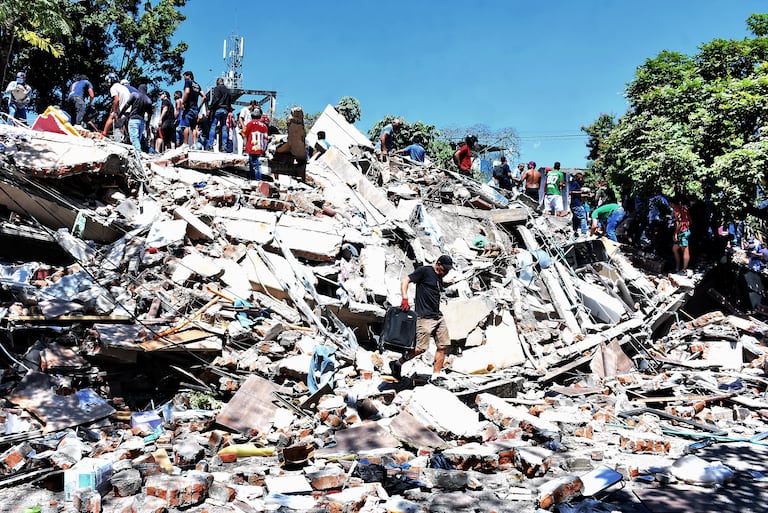 Terremoto en Cali, Colapso de infraestructura en diferentes lugares de la ciudad. Clínica de Colores, DESA, Galería Alameda, Edificaciones sobre la avenida roosvelt y al frente del coliseo de Hockey Miguel Calero.