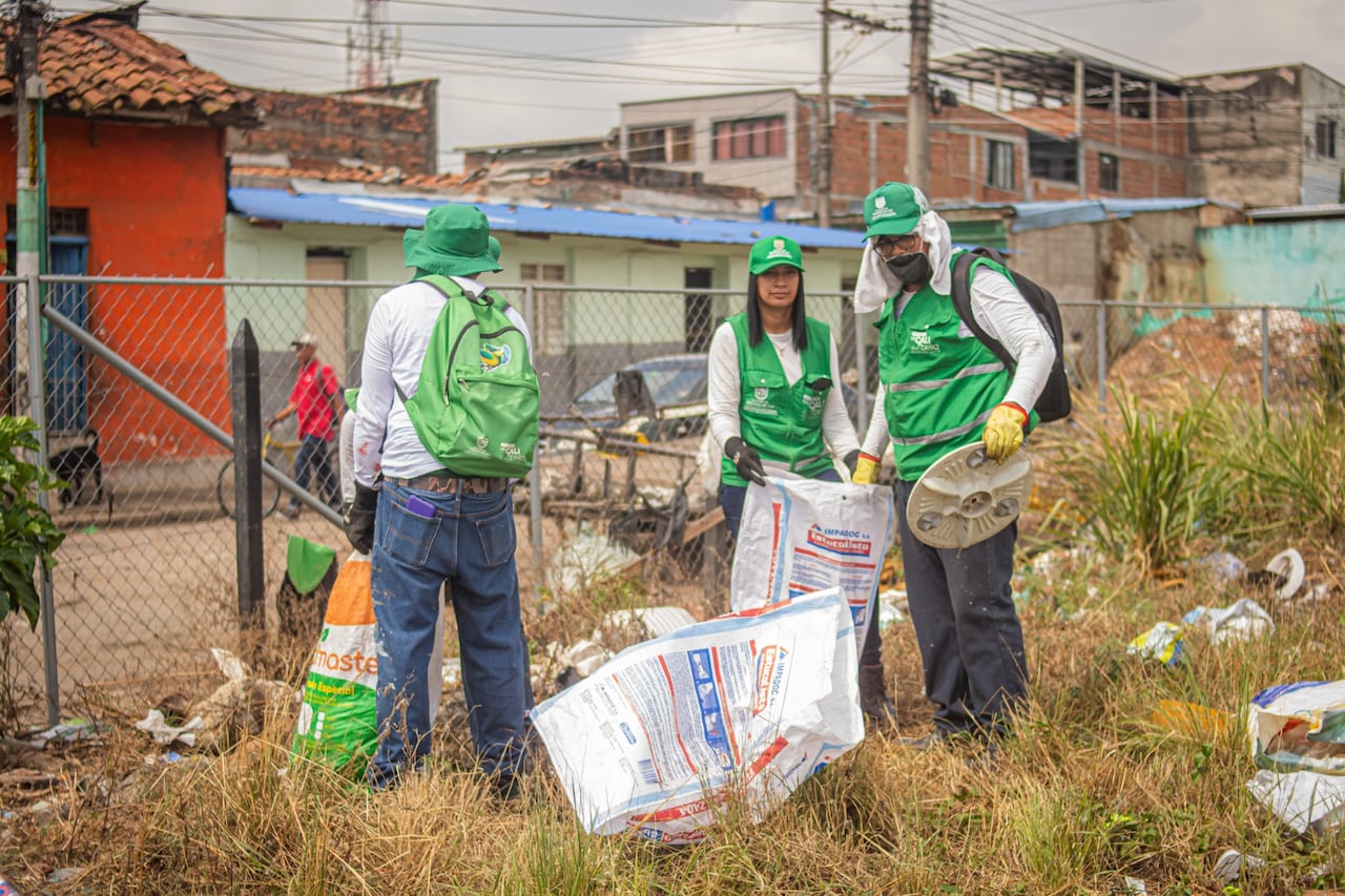 Los equipos de aseo trabajan en distintos puntos del sector para retirar residuos de construcción y demolición acumulados en el espacio público.