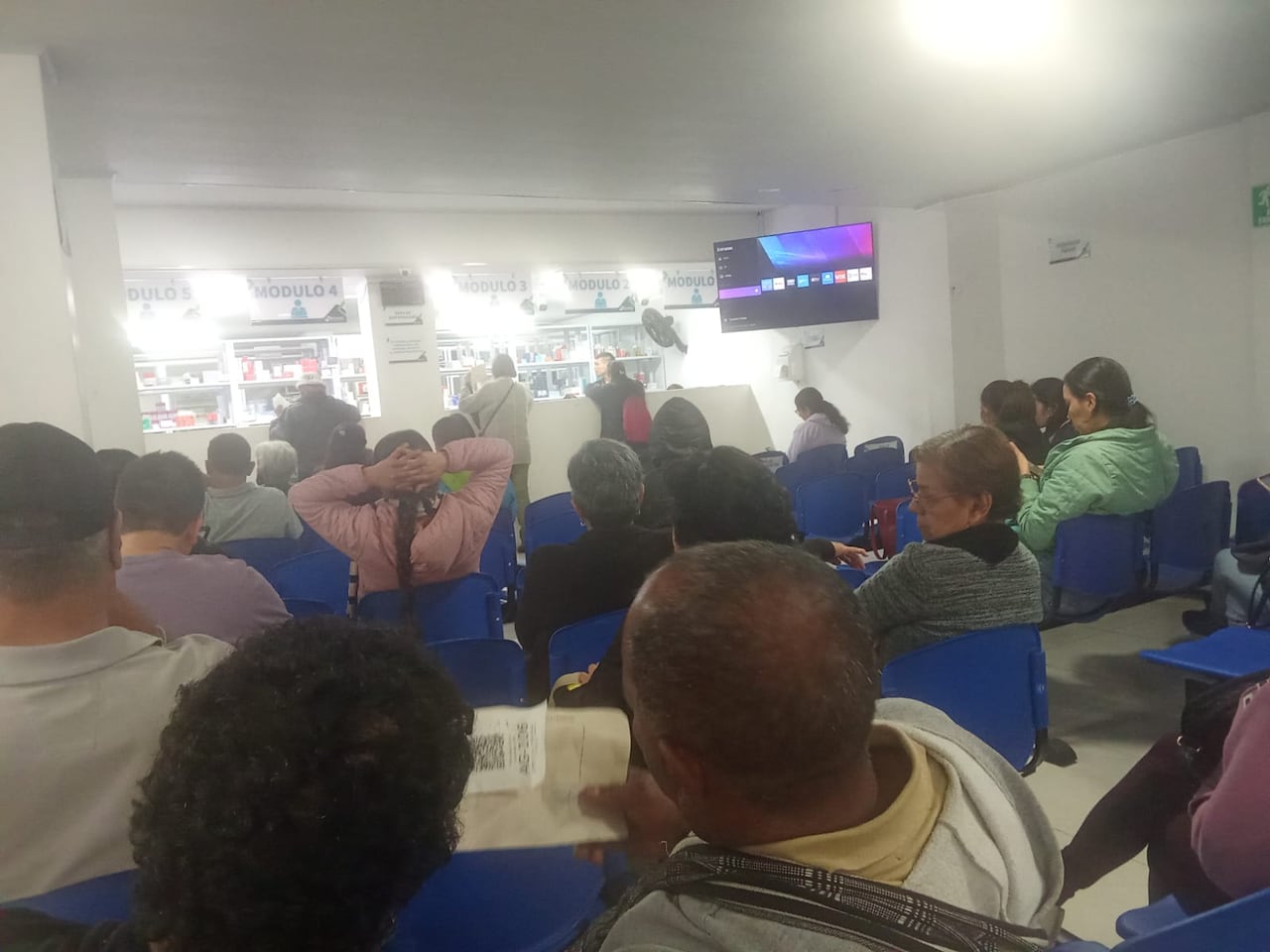 Usuarios de la Nueva EPS en Popayán hacen largas filas a las afueras de las farmacéuticas para reclamar sus medicamentos.