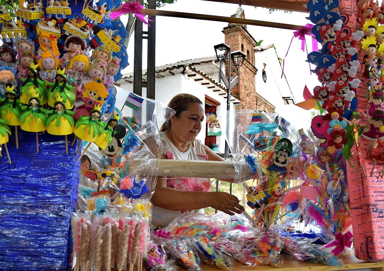 Festival de Macetas en Cali 2024.
La Colina de San Antonio, el Bulevar del Río, el Parque Panamericano, la Plaza de Caicedo, la Red de Bibliotecas Públicas de Cali, la Loma de la Cruz, el Hotel Inter y la Galería de La Alameda y 15 centros comerciales de la ciudad harán parte de los escenarios. Del 26 de junio al 1 de julio se realizará este festival de una tradición muy caleña. Fotos Raúl Palacios / El Pais .