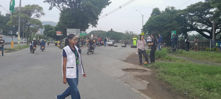 Bloqueos intermitentes paralizan la calle 16 en Yumbo por reclamos ciudadanos