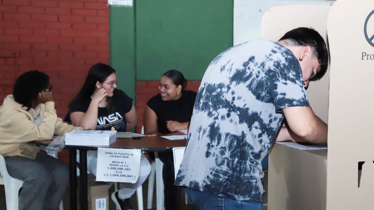 La Alcaldía ha destacado la gran participación y compromiso de los jóvenes que han salido a votar hoy.