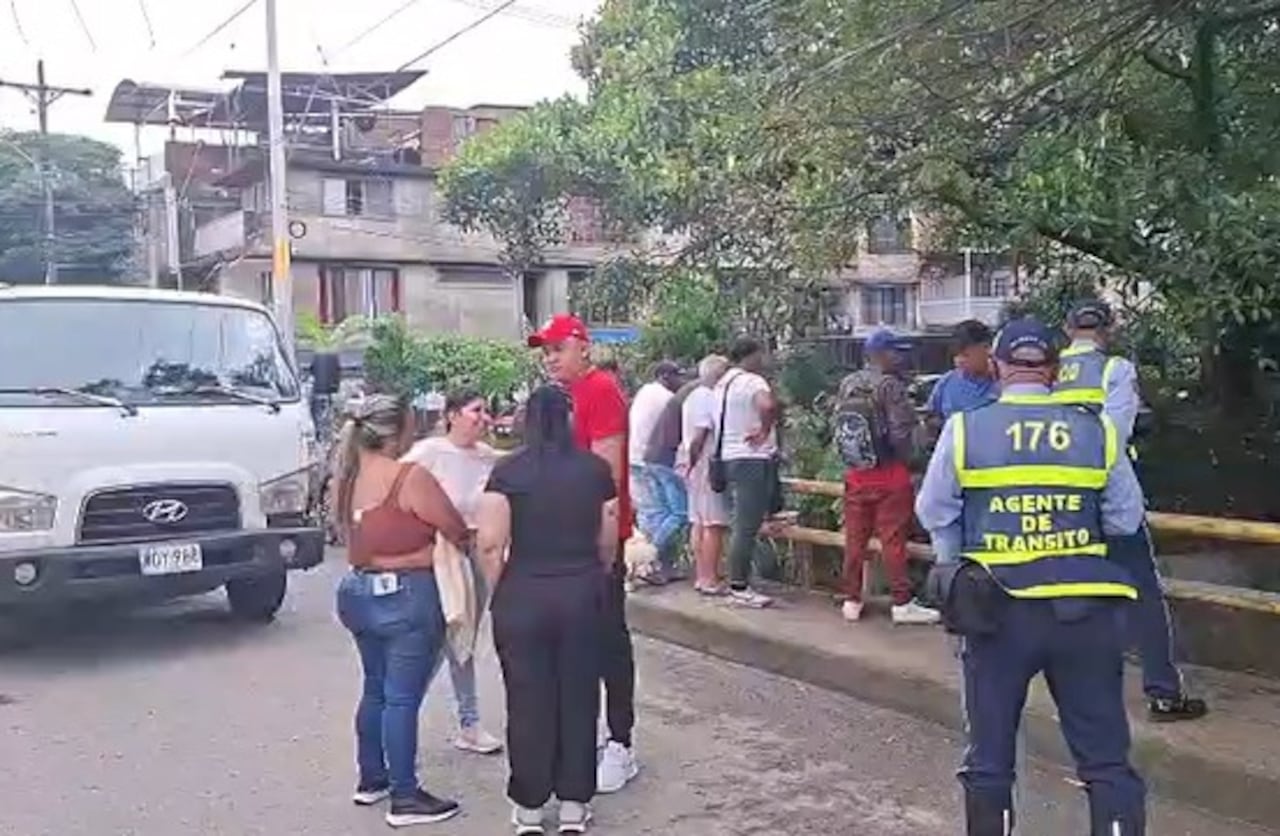 La comunidad del barrio San Judas de Cali, con el apoyo de los guardas de tránsito, atendieron esta emergencia vial en las primeras horas de la mañana de este jueves 1 de mayo.