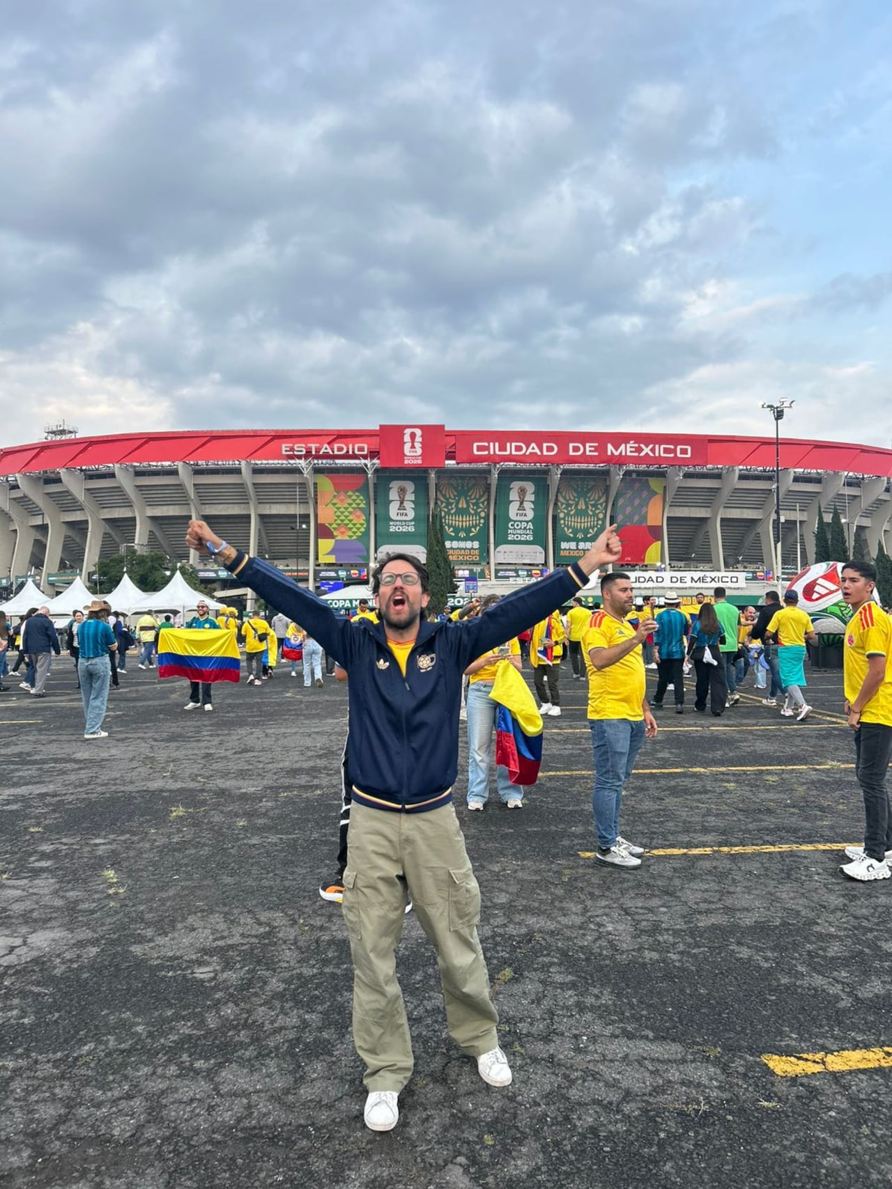 Andrés Gualteros momentos antes en ingresar al Estadio Azteca de Ciudad de México.