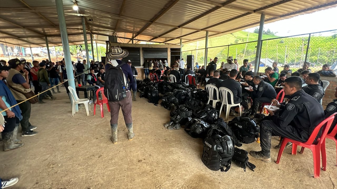 Los 26 policías y el oficial militar permanecen en uno de los polideportivos del corregimiento de El Plateado, zona rural de Argelia, Cauca.