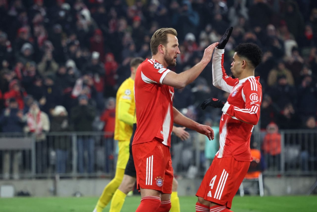 El delantero inglés #09 del Bayern Munich, Harry Kane (izq.), celebra con el delantero colombiano #14 del Bayern Munich, Luis Díaz, después de marcar el gol de penalti 2-0 durante la UEFA Champions League.