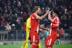 El delantero inglés #09 del Bayern Munich, Harry Kane (izq.), celebra con el delantero colombiano #14 del Bayern Munich, Luis Díaz, después de marcar el gol de penalti 2-0 durante la UEFA Champions League.