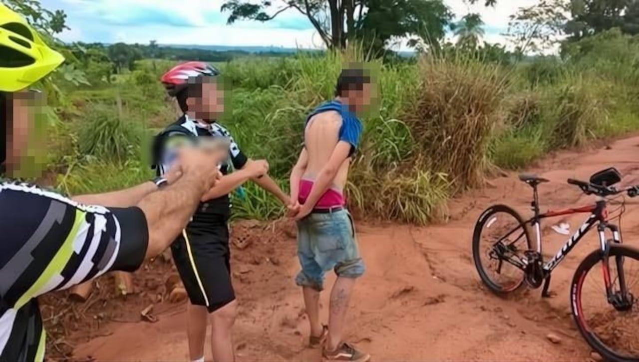 Los dos ciclistas se defendieron al verse atacados por este sujeto, y aprovechando su preparación en el manejo de armas, redujeron al presunto delincuente.