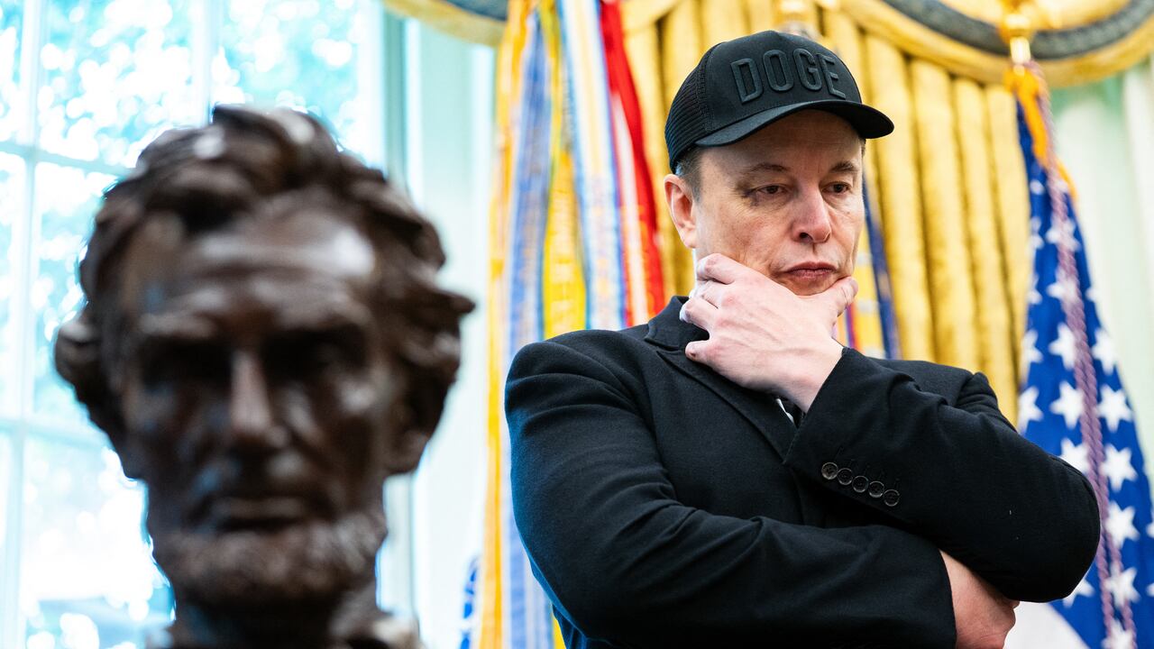 (ARCHIVOS) Elon Musk observa durante una conferencia de prensa con el presidente estadounidense Donald Trump en la Oficina Oval de la Casa Blanca en Washington, D.C., el 30 de mayo de 2025. Elon Musk, exaliado del presidente estadounidense Donald Trump, anunció el 5 de julio de 2025 que había creado un nuevo partido político en Estados Unidos para desafiar lo que el multimillonario tecnológico describió como el "sistema de partido único" del país. Musk, la persona más rica del mundo y el mayor donante político de Trump en las elecciones de 2024, tuvo una amarga disputa con el presidente tras liderar la iniciativa republicana de recortar el gasto y los empleos federales como director del llamado Departamento de Eficiencia Gubernamental. (Foto de Allison ROBBERT / AFP)