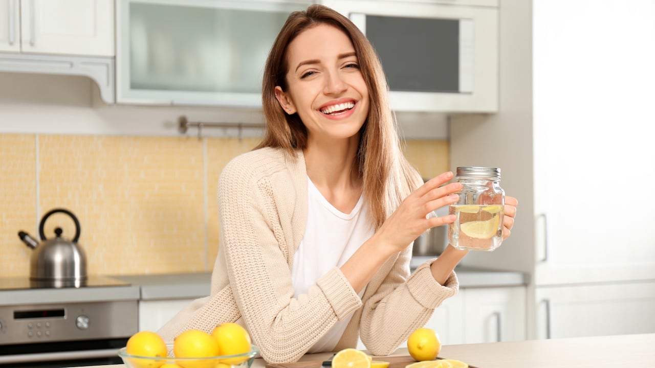 Beneficios del agua con limón para la salud.