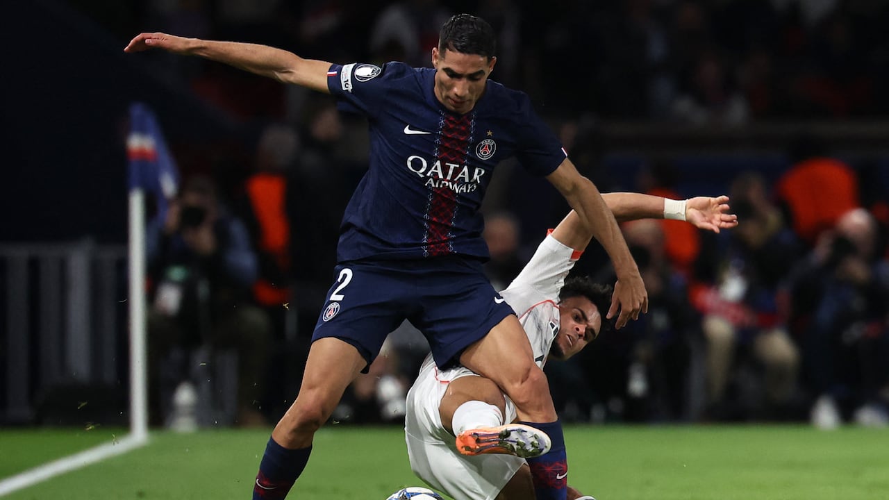 El delantero colombiano del Bayern de Múnich, Luis Díaz (D), número 14, disputa el balón con el defensa marroquí del Paris Saint-Germain, Achraf Hakimi (D2), durante el partido de la jornada 4 de la fase de grupos de la UEFA Champions League entre el Paris Saint-Germain (PSG) y el FC Bayern de Múnich en el Parque de los Príncipes de París, el 4 de noviembre de 2025. (Foto de Anne-Christine Poujoulat / AFP)