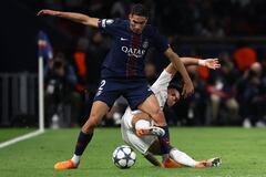 El delantero colombiano del Bayern de Múnich, Luis Díaz (D), número 14, disputa el balón con el defensa marroquí del Paris Saint-Germain, Achraf Hakimi (D2), durante el partido de la jornada 4 de la fase de grupos de la UEFA Champions League entre el Paris Saint-Germain (PSG) y el FC Bayern de Múnich en el Parque de los Príncipes de París, el 4 de noviembre de 2025. (Foto de Anne-Christine Poujoulat / AFP)