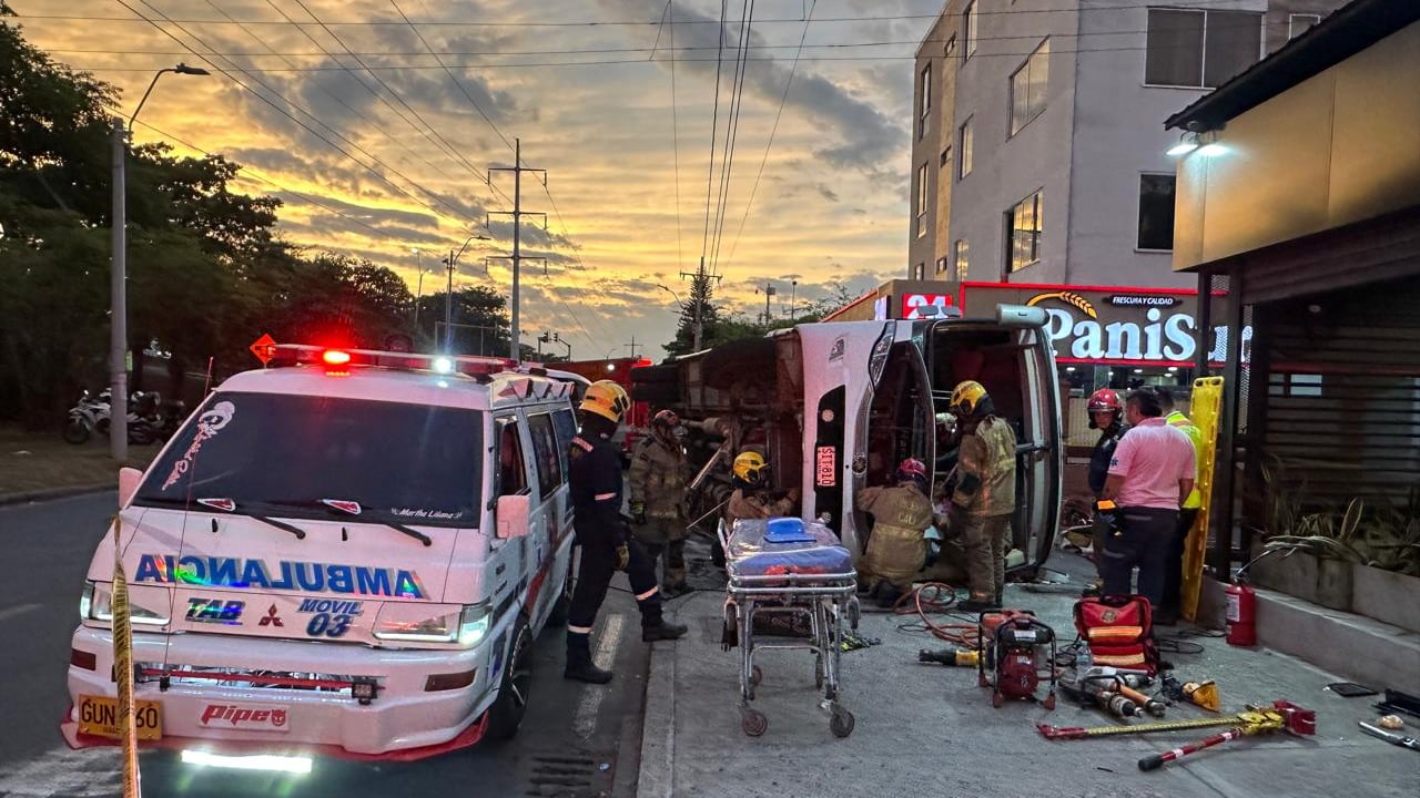 Volcamiento bus en Cali