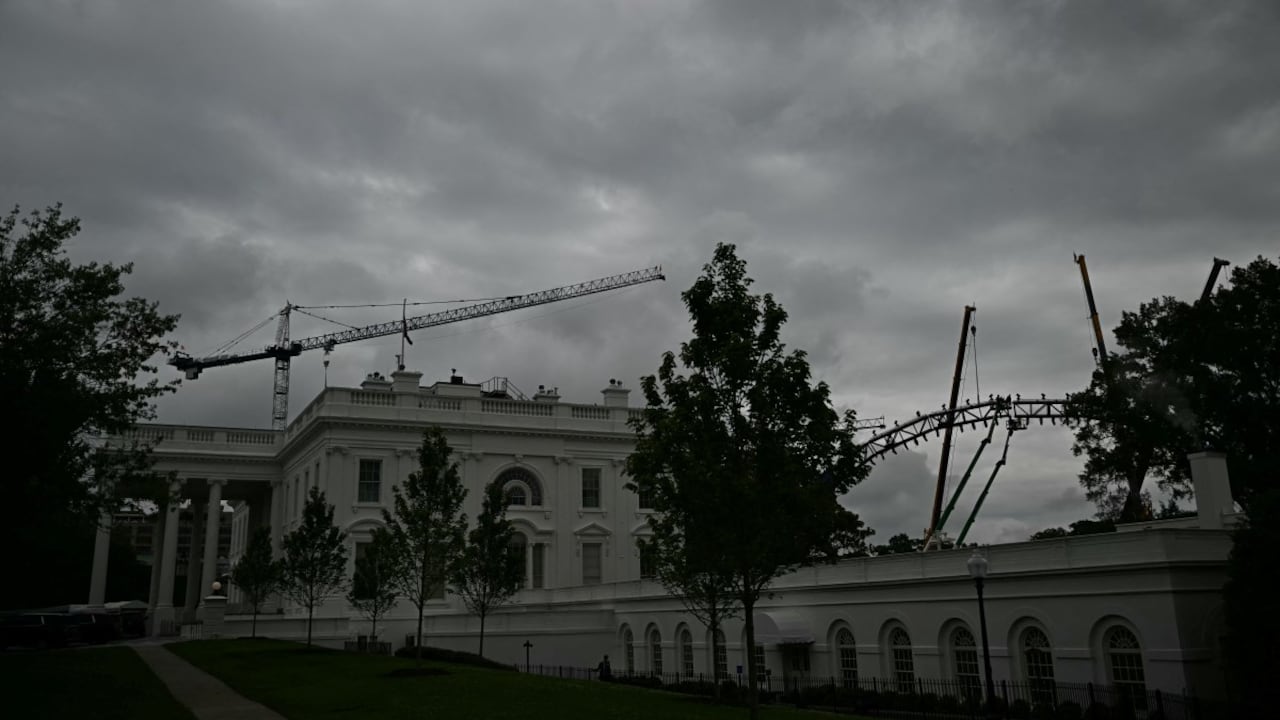 Se erige una estructura en la Casa Blanca en Washington, DC, antes de un combate de la UFC programado en honor al 250 aniversario de la fundación de la república de EE. UU.