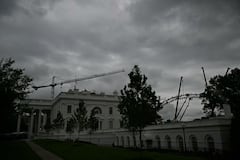 Se erige una estructura en la Casa Blanca en Washington, DC, antes de un combate de la UFC programado en honor al 250 aniversario de la fundación de la república de EE. UU.