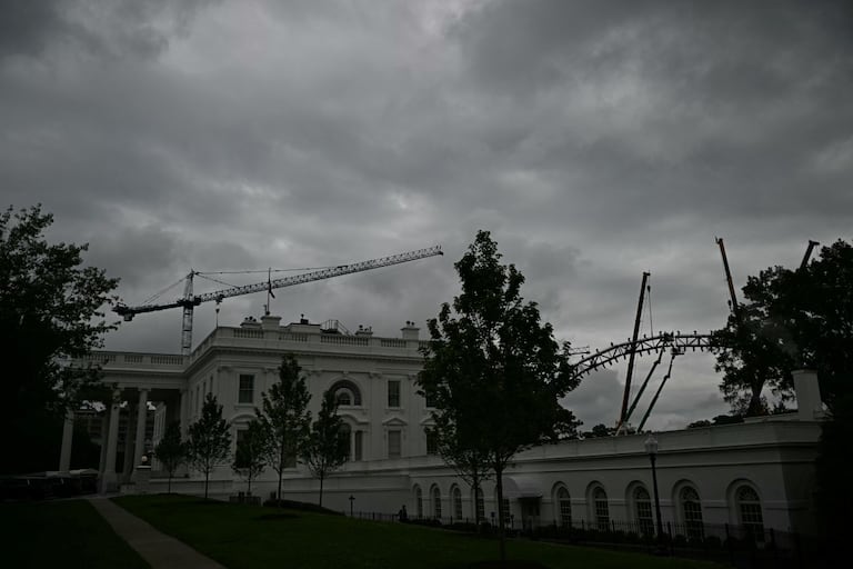 Se erige una estructura en la Casa Blanca en Washington, DC, antes de un combate de la UFC programado en honor al 250 aniversario de la fundación de la república de EE. UU.