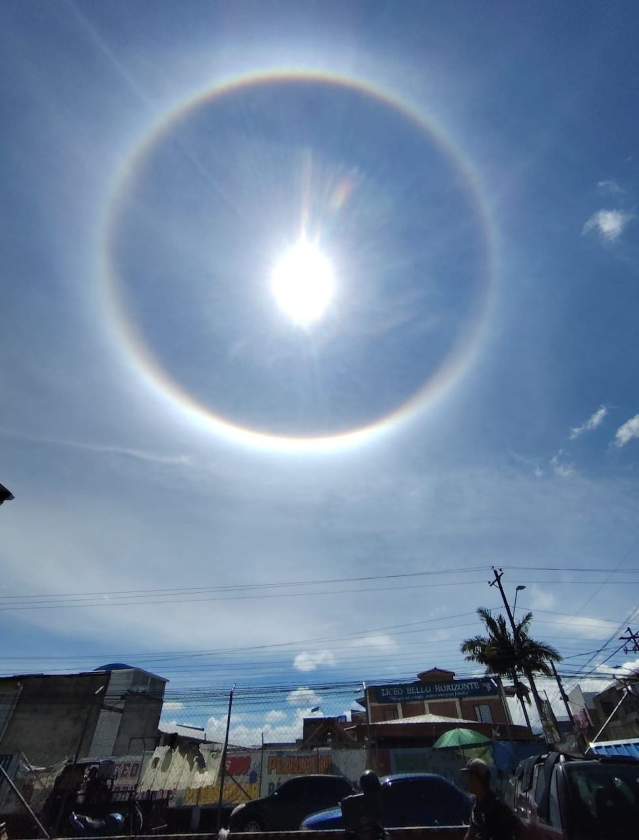 El anillo luminoso alrededor del sol fue visible desde distintos sectores, donde ciudadanos no dudaron en capturar el fenómeno con sus celulares.