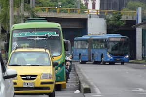 La Actualización del Plan de Movilidad de Cali, Pimu, a través de un decreto (ver facsímil) del cual no se le ha hecho mayor socialización por parte de la Alcaldía, revivió entre ciudadanos, gremios de la ciudad, concejales y operadores del MÍO el temor del regreso del Transporte Público Colectivo, TPC; como hace 30 años: con buses atiborrados que paraban en cualquier lugar y generando una alta carga contaminante a la ciudad.