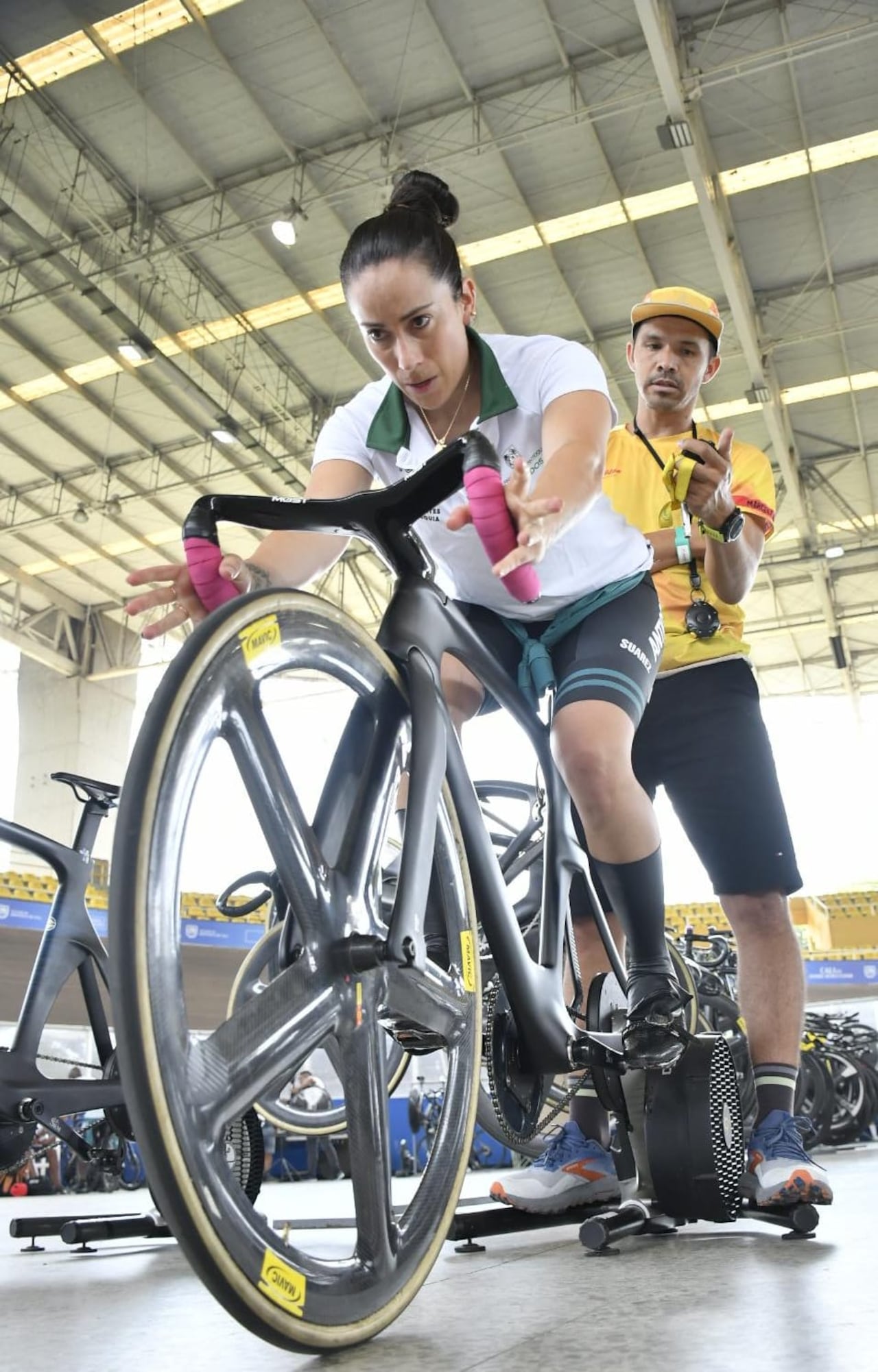 Mariana Pajón durante una sesión de entrenamiento controlado en el velódromo Alcides Nieto Patiño de Cali.