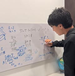 Sebastián Trujillo, el joven caleño de 14 años que representará a Colombia en olimpiadas de matemáticas en Singapur.