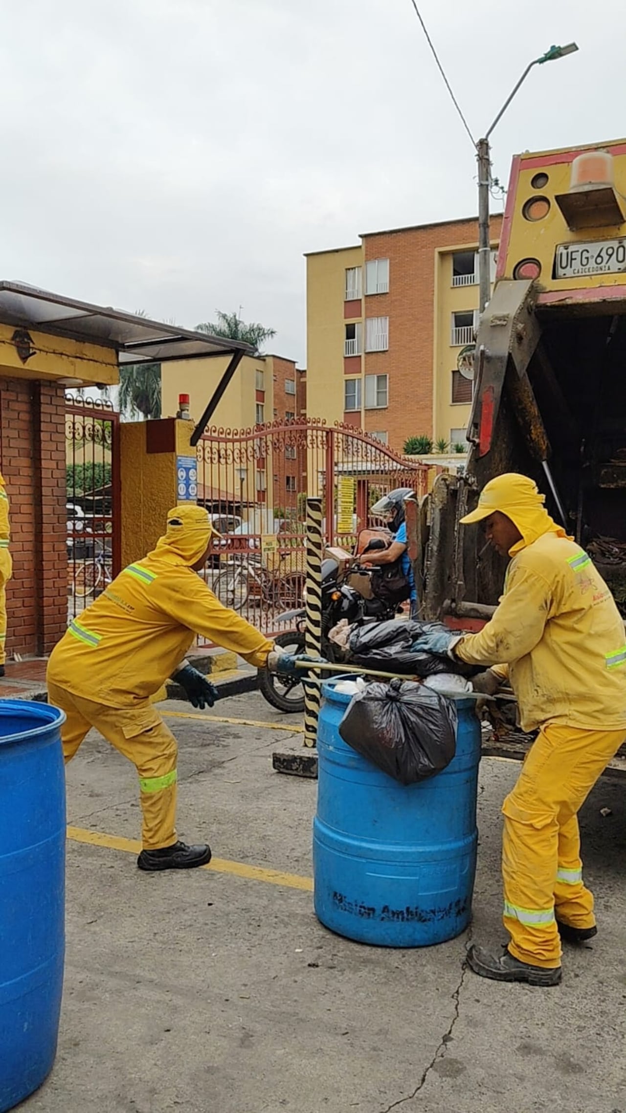 A pesar de que el gobierno nacional ha tomado la decisión de no renovar los contratos con las empresas privadas recolectoras de basuras, la administración municipal ha llegado a acuerdos con estas empresas para que sigan prestando el servicio por ahora. Estos operadores son
Promoambiental, Veolia, Ciudad Limpia, Promoambiental Valle
