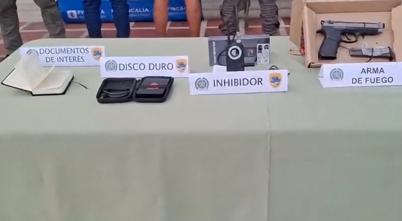 La estructura u organización delincuencial interceptaba tractocamiones en el corredor vial Popayán-Cali-Pasto. Con armas de fuego y haciéndose pasar por disidentes de las Farc, retenían a los conductores para desviar los vehículos y saquear cargamentos millonarios, afectando gravemente la economía y seguridad del gremio