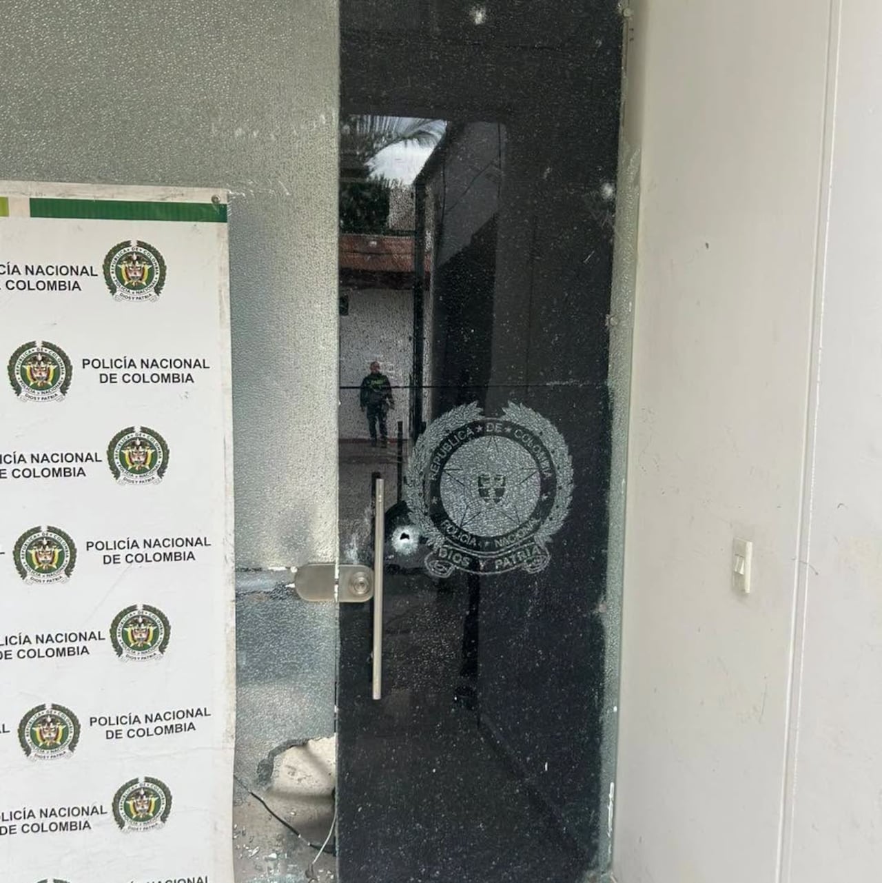 Se conocen las primeras imágenes de los Artefactos que habrían caído sobre la Estación de Policía de Aipe, Huila, en medio de un ataque registrado durante la tarde de este lunes.5 de octubre.
