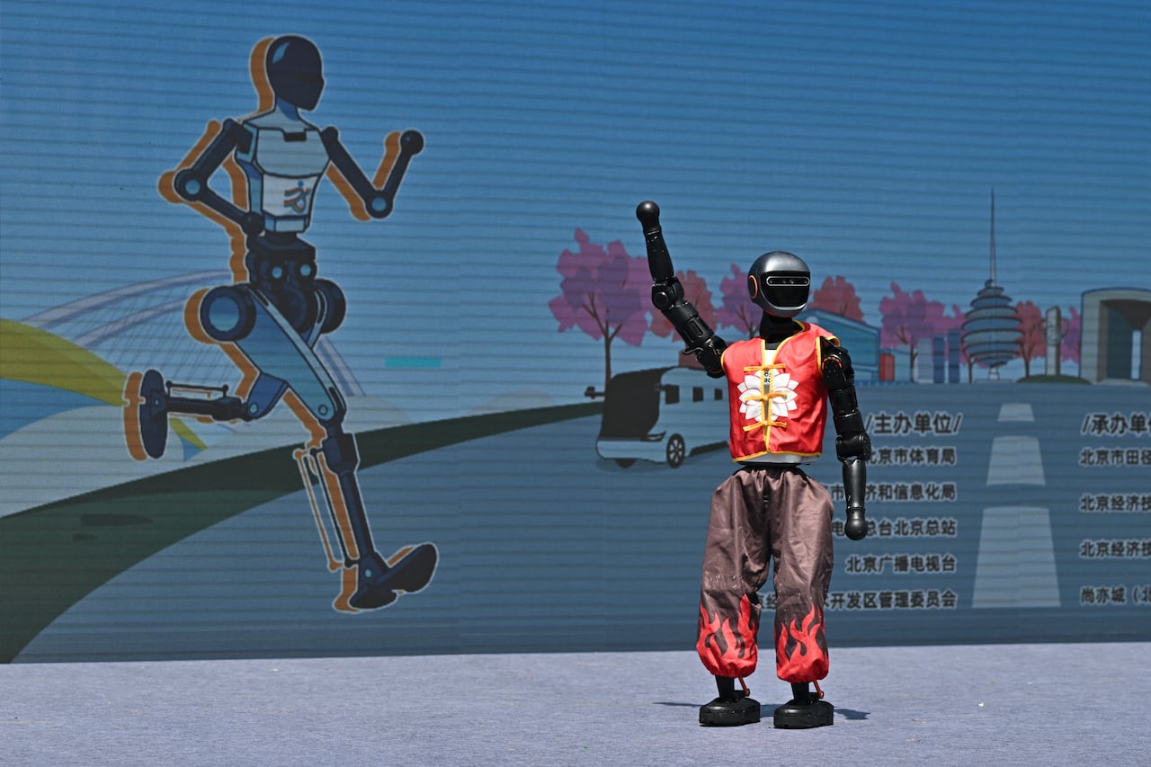 Un robot realiza una exhibición tras la media maratón de robots humanoides en Pekín, el 19 de abril de 2025. Decenas de robots humanoides recorrieron las calles de Pekín, uniéndose a miles de sus homólogos de carne y hueso en una media maratón pionera a nivel mundial que demostró el impulso de China por liderar la carrera global en tecnología de vanguardia. (Foto de Pedro PARDO / AFP)