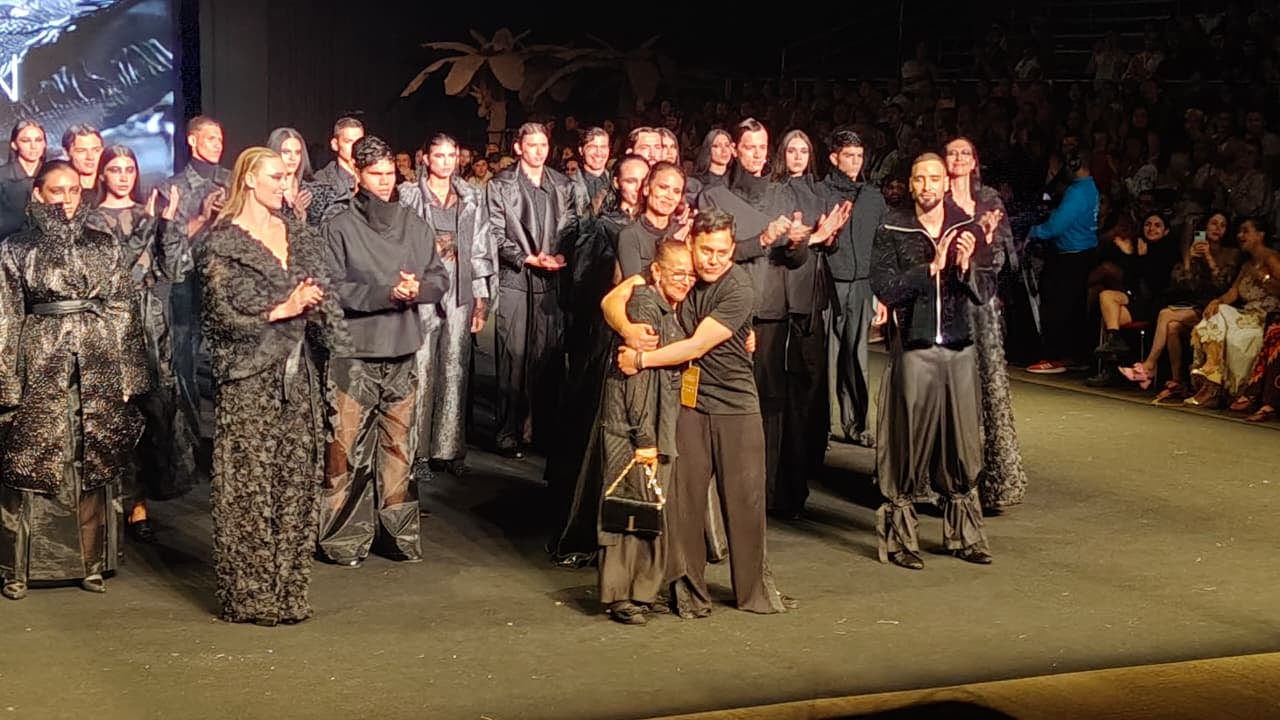 El verdadero momento de alta costura ocurrió cuando la pasarela se rindió ante el amor más puro: Kujaban tomó de la mano a su mamá y la llevó ante el público.