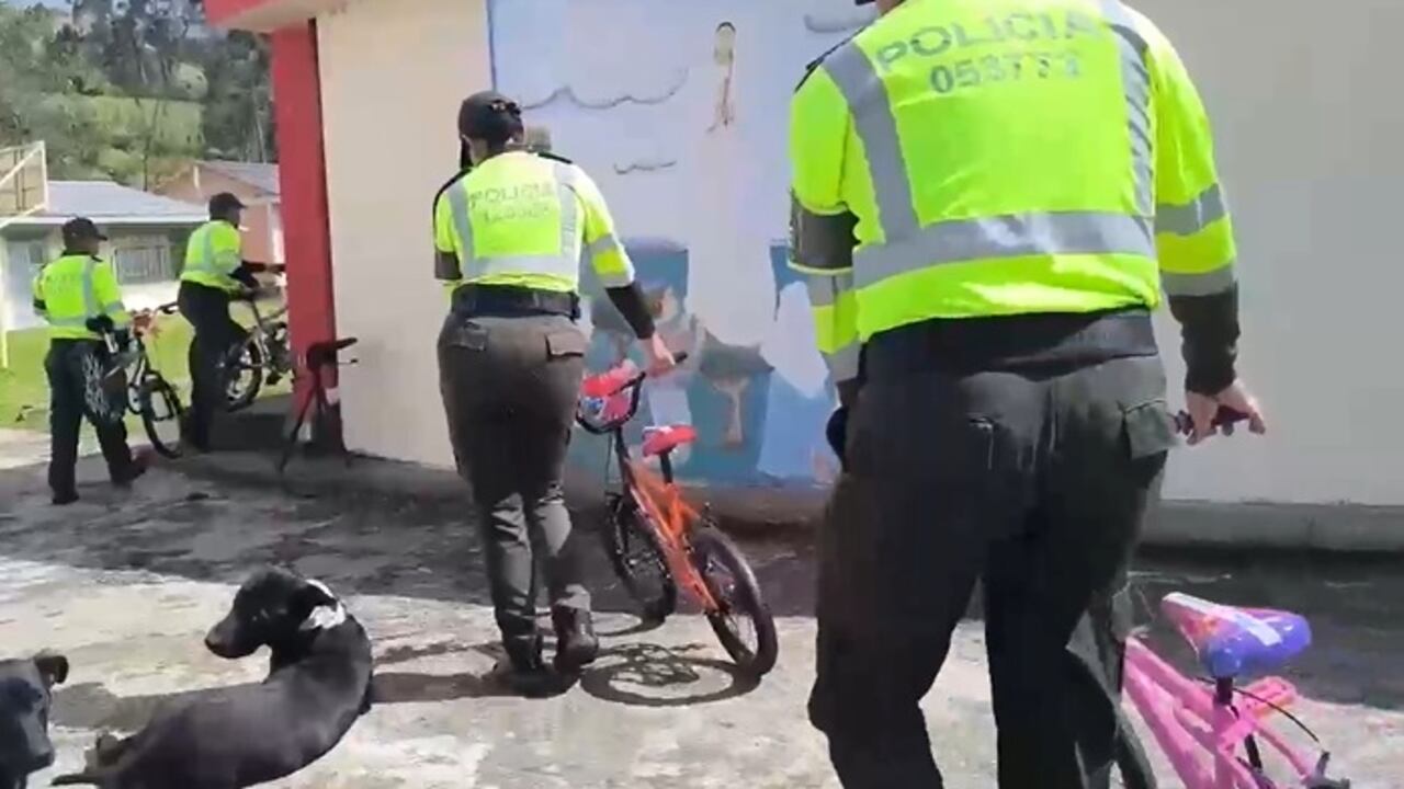 Los policías llegaron hasta una de las escuelas de la zona rural de Yacuanquer, Nariño, para entregar estas bicicletas restauradas.
