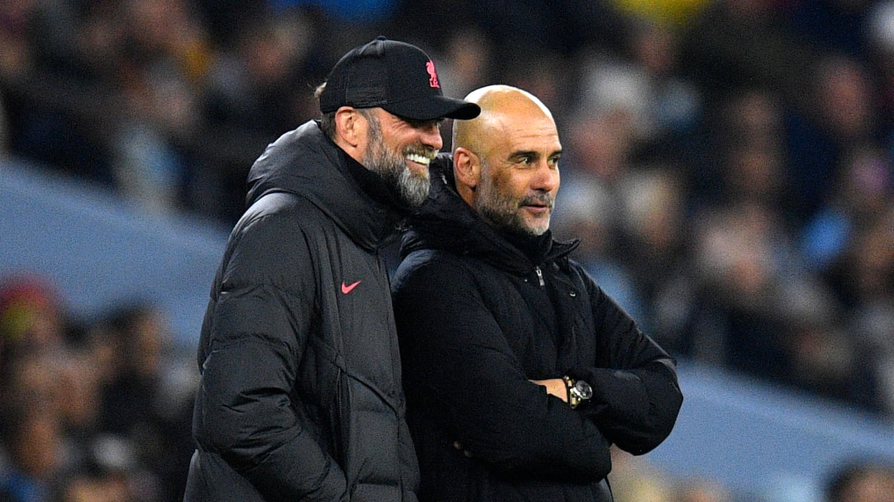 El técnico alemán del Liverpool, Jurgen Klopp (i), y el técnico español del Manchester City, Pep Guardiola, reaccionan durante el partido de fútbol de cuarta ronda de la Copa de la Liga inglesa entre Manchester City y Liverpool, en el estadio Etihad de Manchester el 22 de diciembre de 2022. (Foto de Oli SCARFF / AFP ).