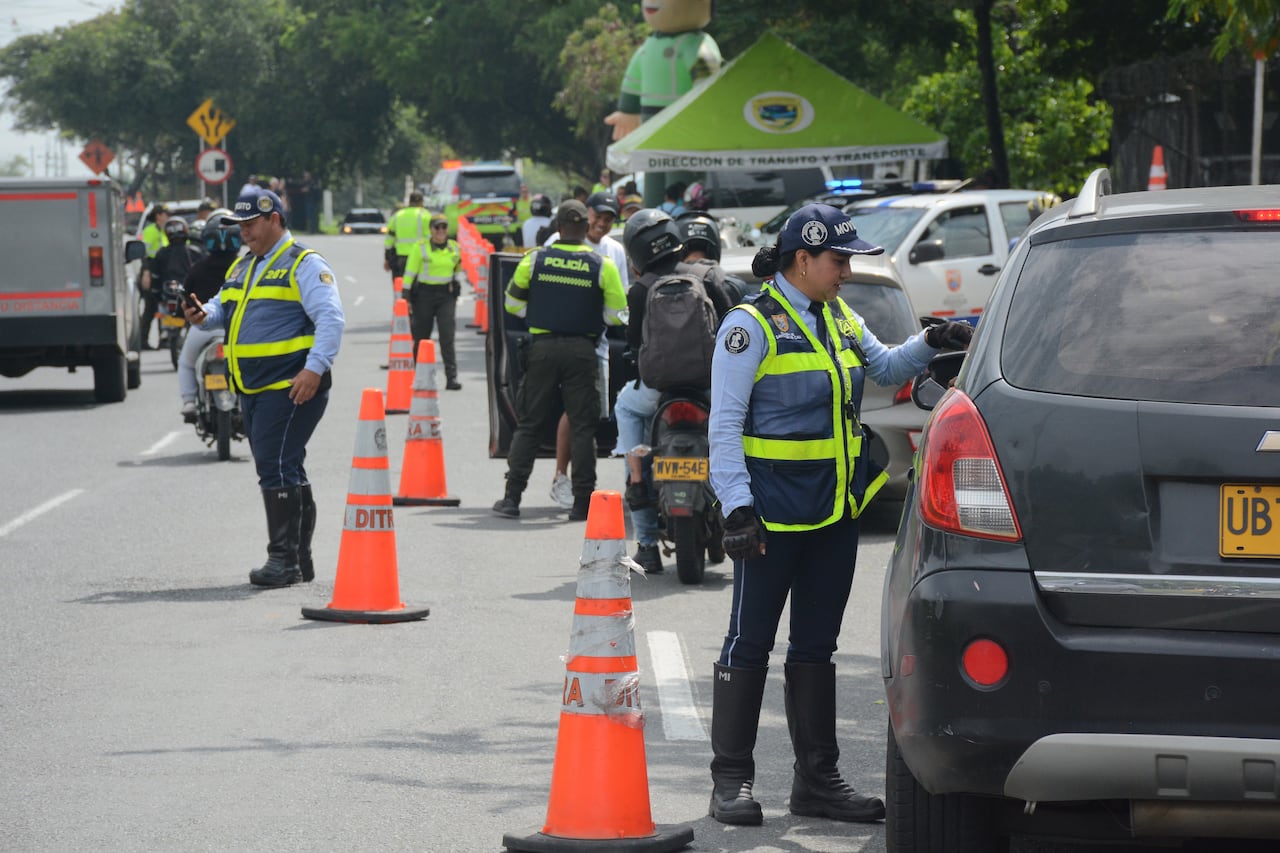Durante el fin de semana del puente festivo, la Secretaría de Movilidad de Cali, junto con la Policía Metropolitana, activaron el Plan Retorno. Foto Jorge Orozco