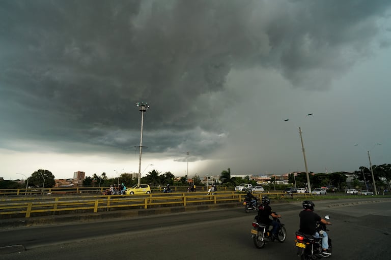 Una enorme nube gris cubre el sur de Cali en la tarde de este miércoles, 4 de junio.