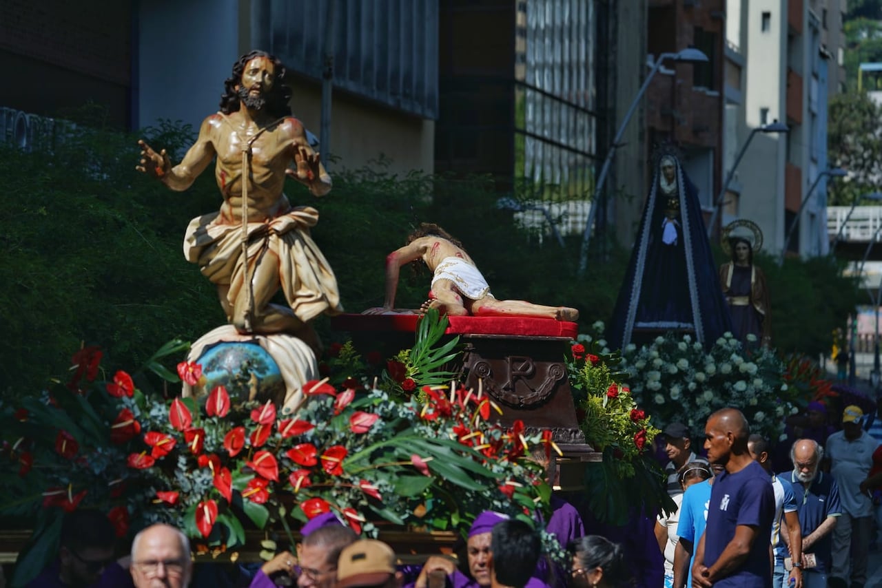 Durante el recorrido por el Boulevard del Río, las imágenes religiosas avanzaron entre una multitud que buscaba refugio bajo sombrillas.