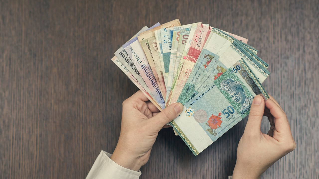 Las personas ordenan los billetes por varias razones, dependiendo de su personalidad, hábitos, o incluso creencias.