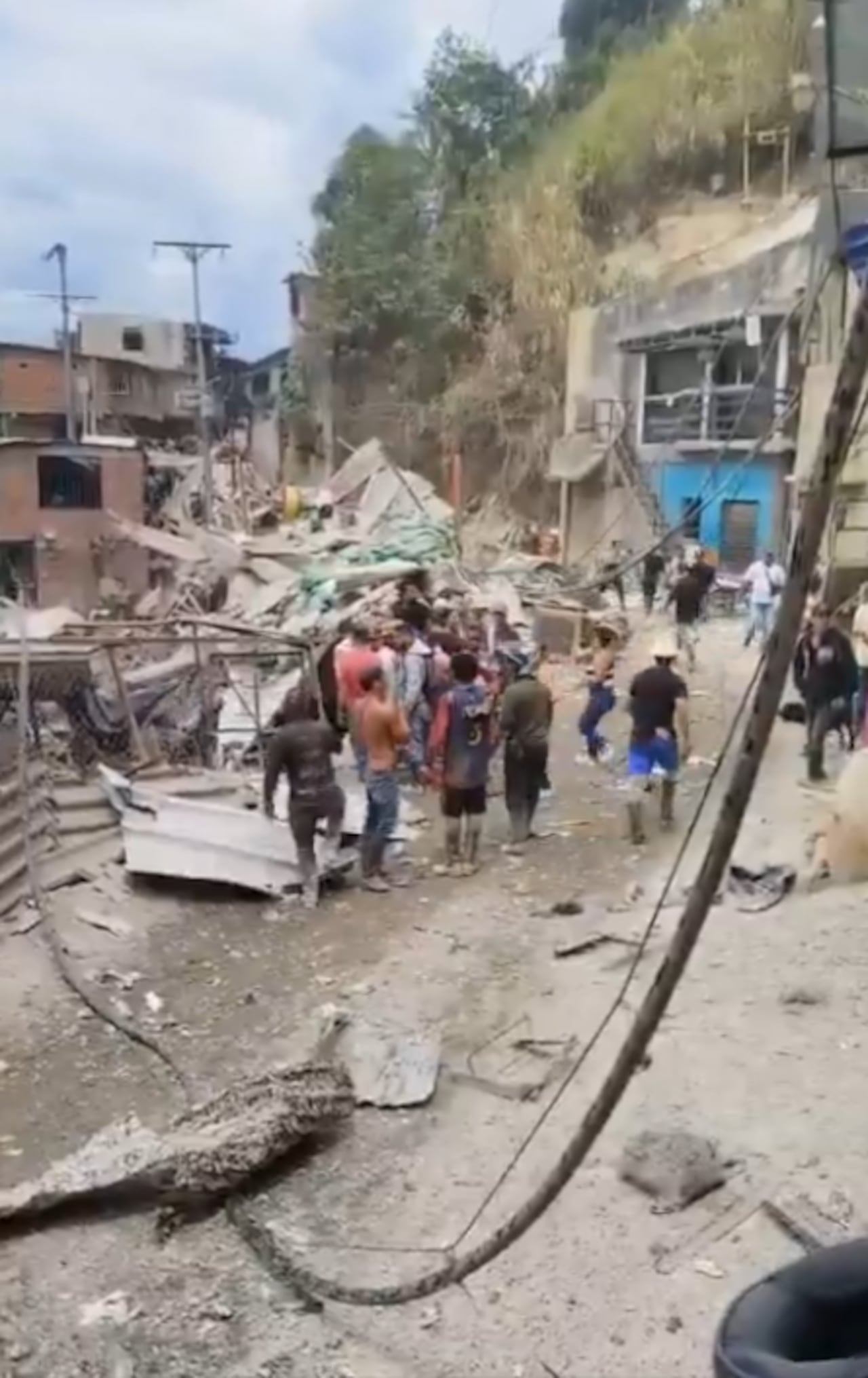 Mineros y organismos de socorro unieron esfuerzos para rescatar y auxiliar a los trabajadores heridos tras la explosión registrada en una mina de Marmato, Caldas.