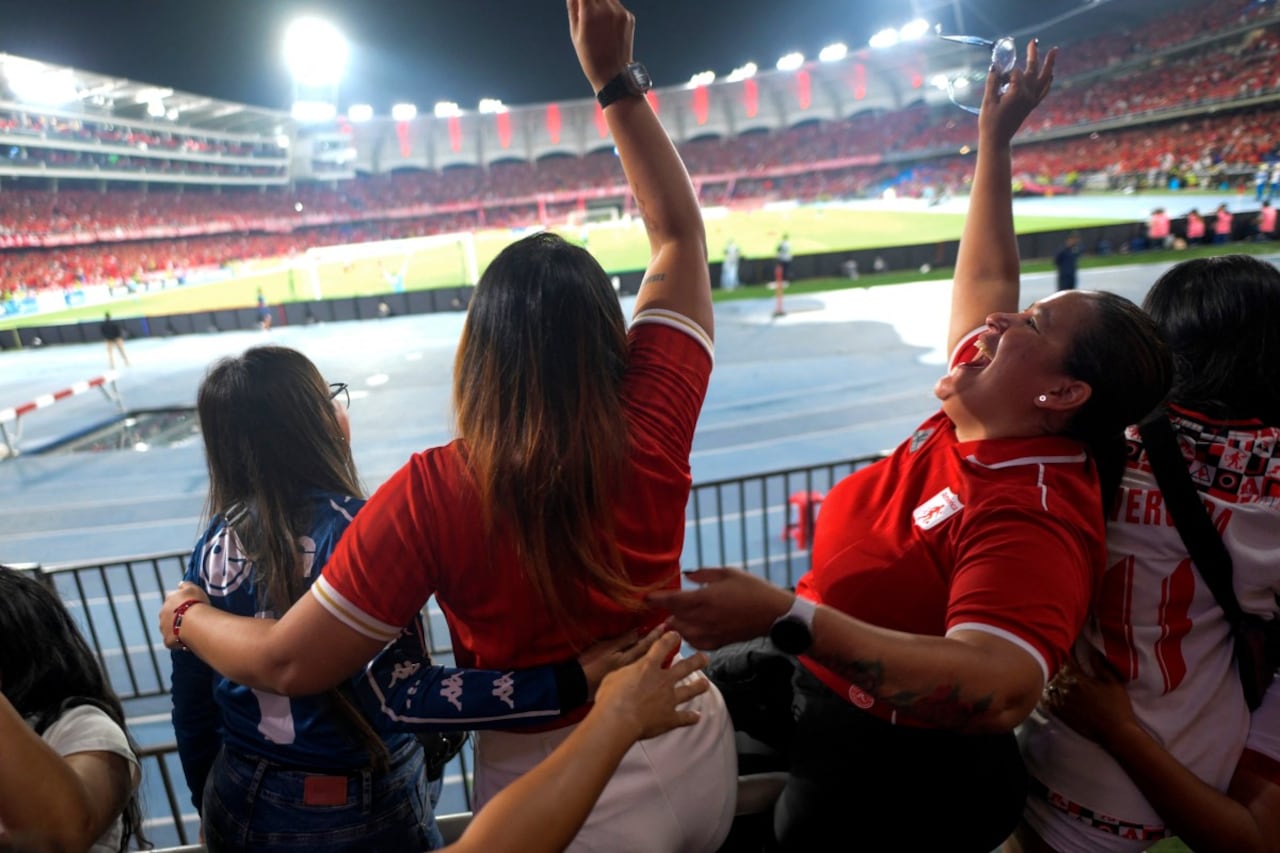 Barras femeninas luchan por desterrar el machismo en estadios de Colombia
