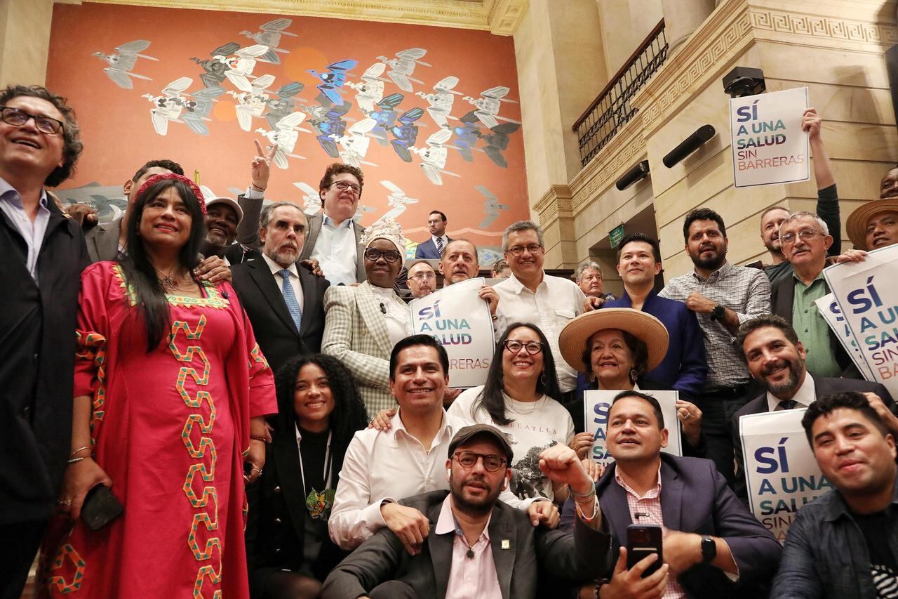Integrantes del Pacto Histórico celebrando la aprobación de la reforma a la salud.
