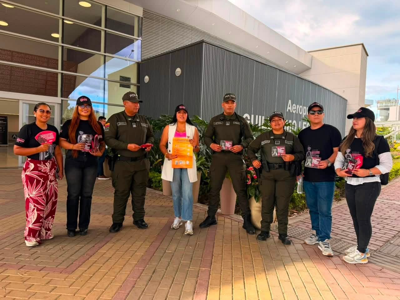 Funcionarios de la Secretaría de Gobierno del Cauca entregan material educativo en la Terminal de Transportes de Popayán para alertar a los viajeros sobre las tácticas de captación de redes de trata.