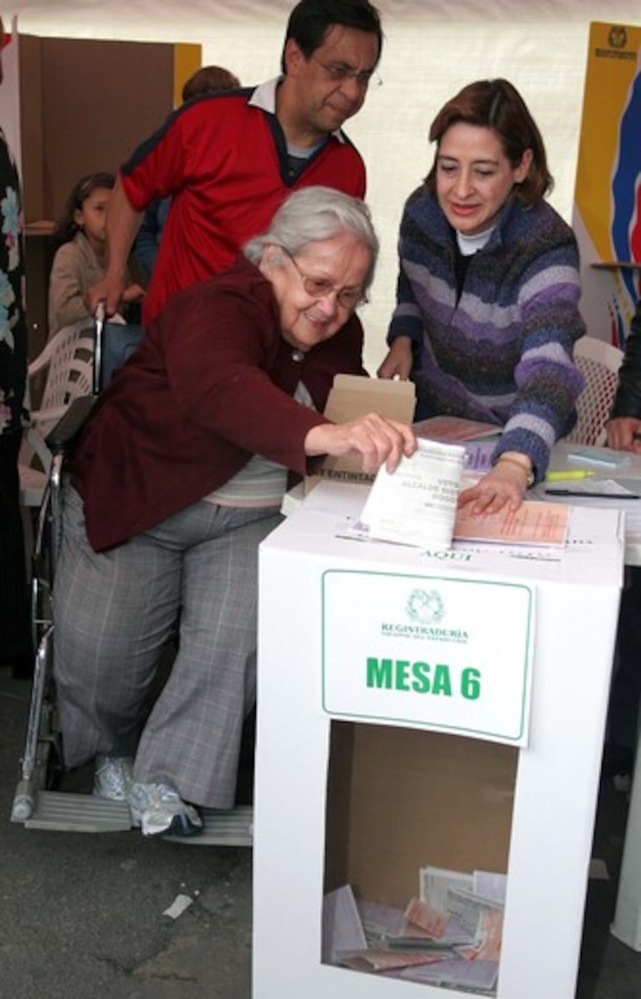 El elector con alguna discapacidad física también tiene el deber de verificar con antelación si su mesa es accesible en silla de ruedas o no. Si no es así, debe solicitar el cambio con suficiente antelación.