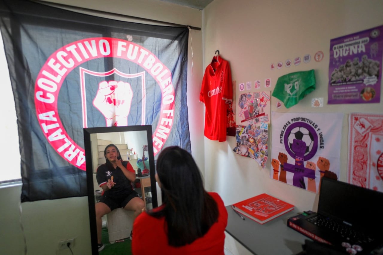 Barras femeninas luchan por desterrar el machismo en estadios de Colombia