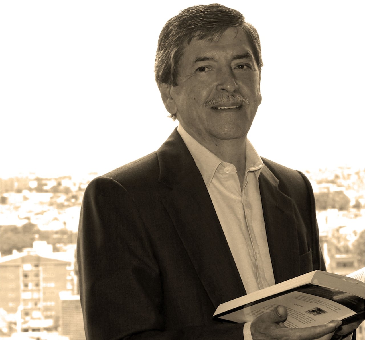El terremoto dejó a su paso edificios afectados, familias en incertidumbre y profundas heridas emocionales. Las historias de supervivencia y pérdida inspiraron a Tafur a escribir Dureza y fragilidad de la vida.