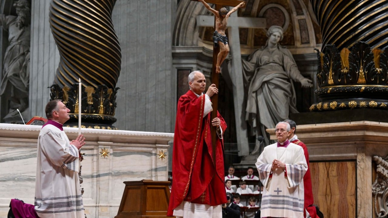 Papa León XIV durante la celebración de la Pasión del Señor el Viernes Santo, como parte de las celebraciones de la Semana Santa en el Vaticano.
