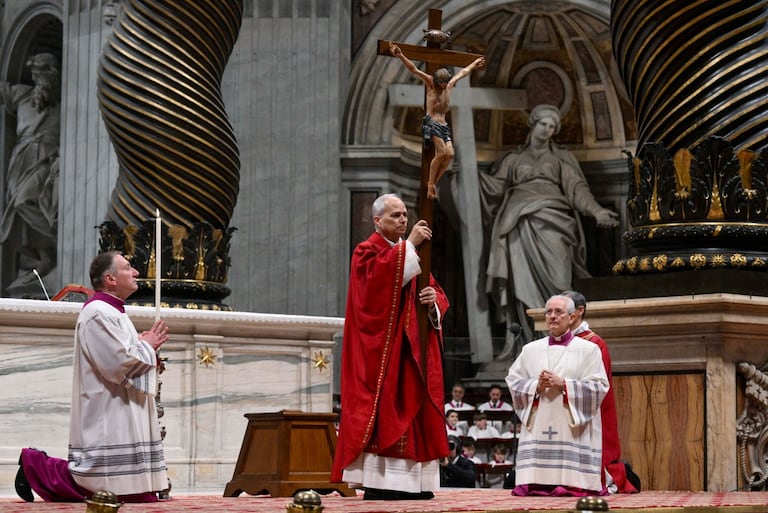 Papa León XIV durante la celebración de la Pasión del Señor el Viernes Santo, como parte de las celebraciones de la Semana Santa en el Vaticano.